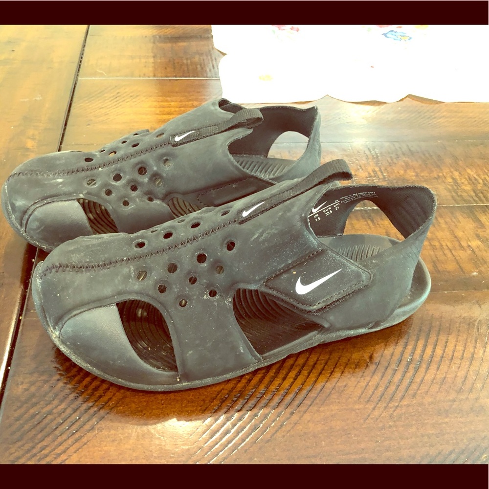 Nike boys sandals size 2Y